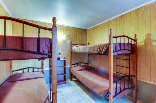 a room with three bunk beds in a house at AmbienteMar Cabañas in Papudo