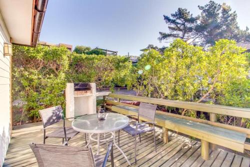 a patio with a table and chairs on a deck at AmbienteMar Cabañas in Papudo