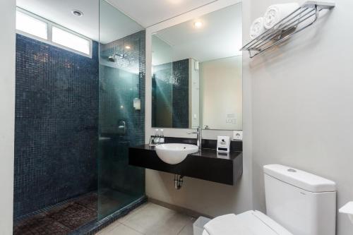 A bathroom at Loft Legian Hotel Bali