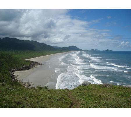 a view of a beach with waves at Hotel Recanto do Sol in Cananéia