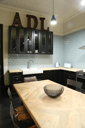 Η κουζίνα ή μικρή κουζίνα στο Hollidge House 5 Star Luxury Apartments