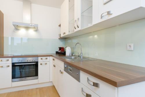 Кухня или мини-кухня в Vienna Stay Apartments Pezzl 1170
