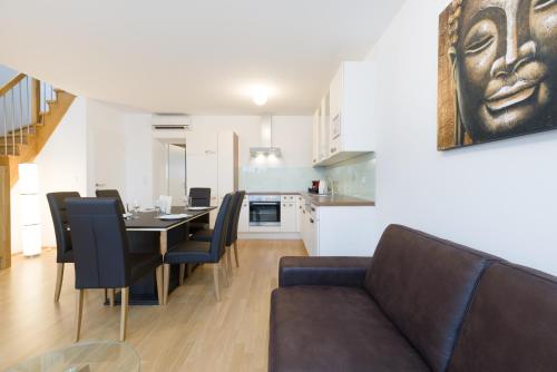 Кухня или мини-кухня в Vienna Stay Apartments Pezzl 1170
