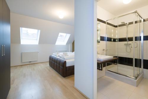 łazienka z łóżkiem, prysznicem i umywalką w obiekcie Vienna Stay Apartments Pezzl 1170 w Wiedniu