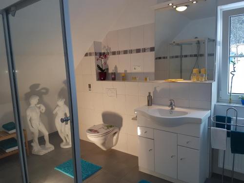 コッヘムにあるCochem Ferienwohnung Scheuerのトイレ、洗面台、シャワー付きのバスルーム