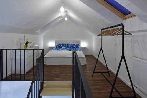 - une chambre blanche avec un lit dans l'établissement Apartment Tivoli Park, à Ljubljana