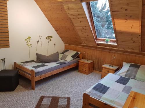 1 Schlafzimmer mit 2 Betten in einer Hütte in der Unterkunft Gästehaus Uwe&Heidi in Düsseldorf