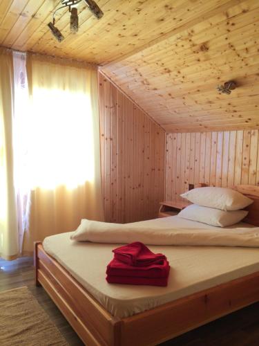 a bedroom with a large bed with a wooden ceiling at Cabana 7 Brazi in Poiana Mărului