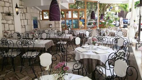 um restaurante com mesas e cadeiras com flores em Apartmani Baška Voda em Baska Voda
