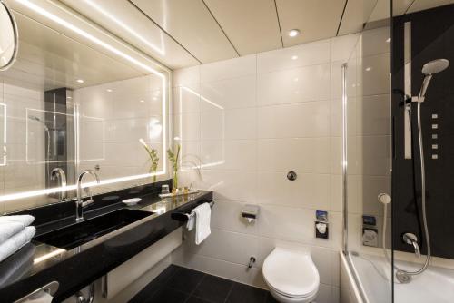 Maritim Hotel Bonn tesisinde bir banyo