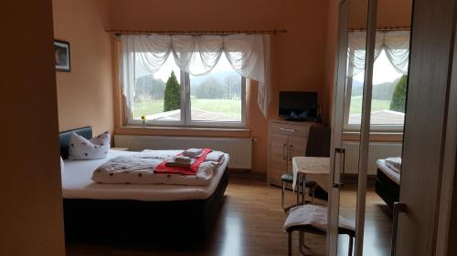 Tempat tidur dalam kamar di Hotel und Gasthof "Sonneneck"
