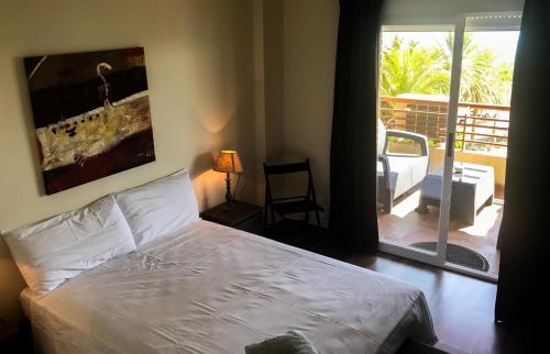 アリカンテにある12- Apmto Playa Albufereta Rocafel 5 (Alicante)のベッドルーム1室(ベッド1台付)が備わります。パティオの景色を望めます。