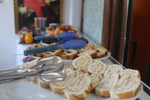 een dienblad met brood en bestek op een tafel bij Seven Days Hotel - İstanbul in Istanbul