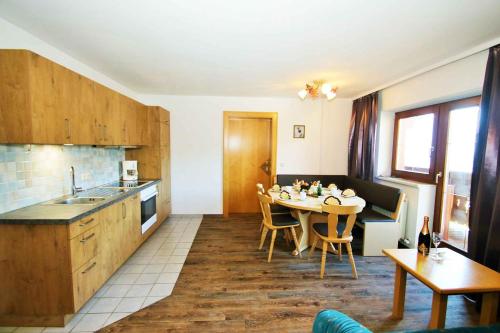 eine Küche mit einem Tisch und einem Esszimmer in der Unterkunft Gasthof Pension Hetzenbichl in St. Johann im Pongau