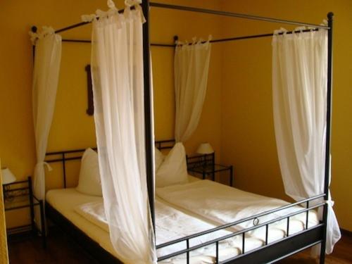 1 Schlafzimmer mit 2 Etagenbetten und weißen Vorhängen in der Unterkunft Hotel Restaurant Zum Alten Ritter in Bad Bodenteich