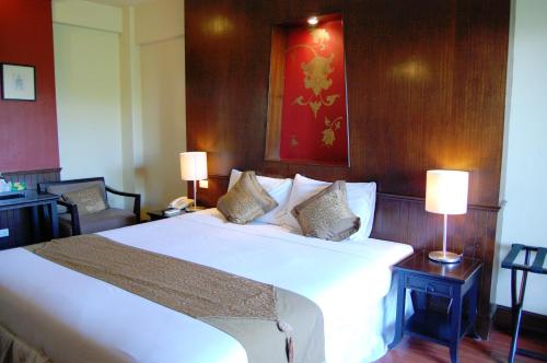 Postel nebo postele na pokoji v ubytování Chiangmai Gate Hotel