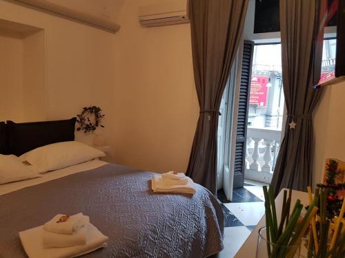 1 dormitorio con 1 cama con 2 toallas en B&B Dell'Opera en Nápoles