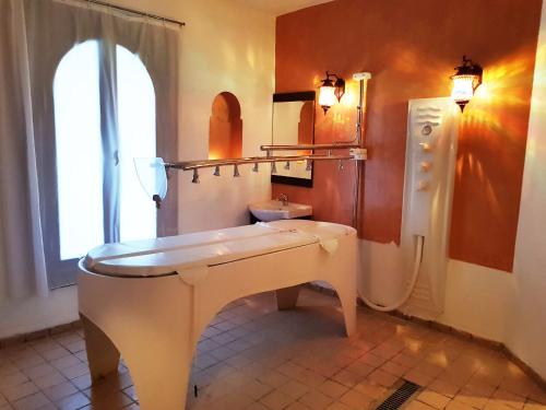 スースにあるL'Orient Palace Resort and Spaのバスルーム(白い洗面台、トイレ付)