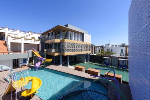 uma piscina com escorrega num edifício em Maldives Beach Resort em Praia de Chao Lao