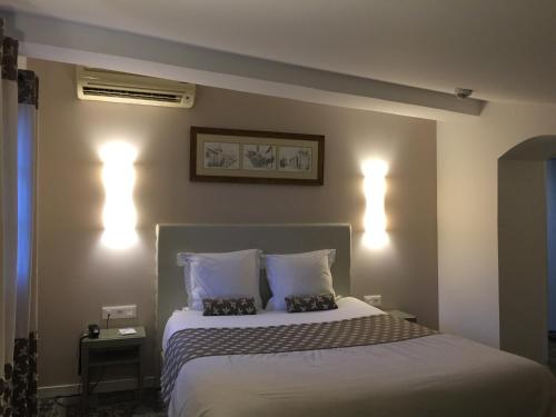 Katil atau katil-katil dalam bilik di Hotel Du Pont Vieux
