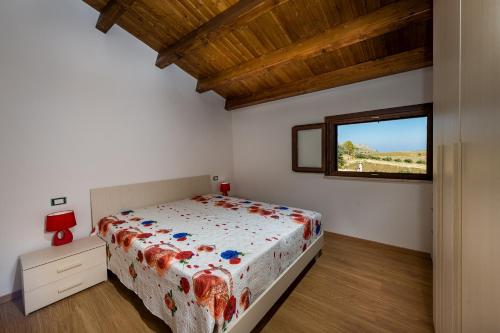 a bedroom with a bed and a window at Casa Vacanza Saraceno in Castellammare del Golfo