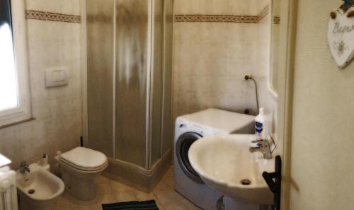 ラヴァーニャにあるB&B Maria Liaのバスルーム(洗面台、トイレ、シャワー付)