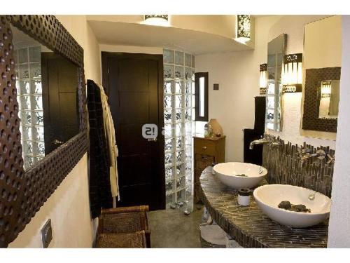 タリファにあるApartamento Loft en Tarifaのバスルーム(シンク2台、大きな鏡付)
