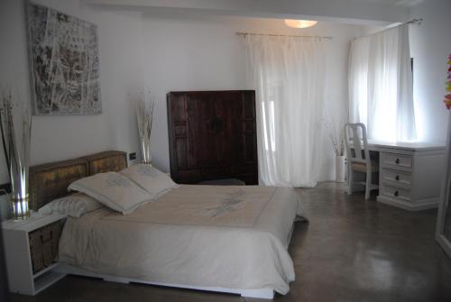 a bedroom with a large bed and a desk at Apartamento Loft en Tarifa in Tarifa