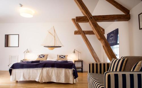 una camera da letto con un letto e due sedie di Strand Golf a Harad
