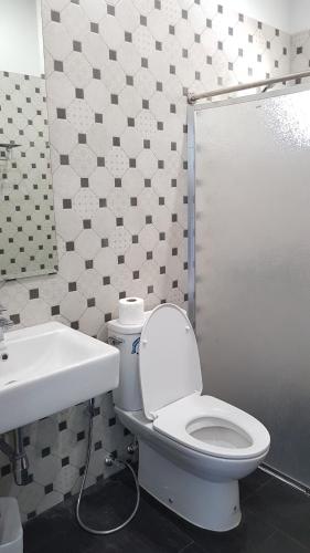 a bathroom with a toilet and a sink at Arantarakiri Resort Khao Yai in Mu Si