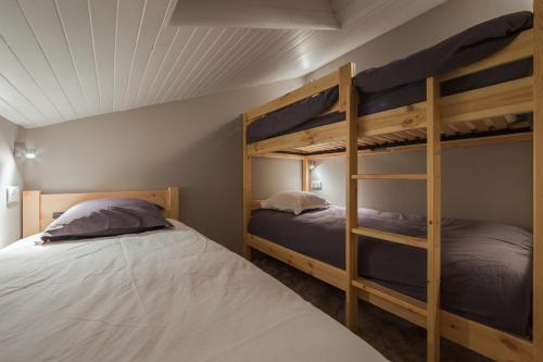 Łóżko lub łóżka piętrowe w pokoju w obiekcie RESIDENCE OLYMPIE 1