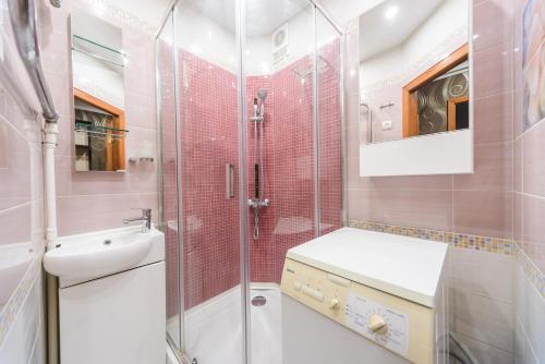 Ванная комната в Apartment on Lesi Ukrainky Blvd