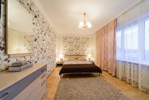 Кровать или кровати в номере Apartment on Lesi Ukrainky Blvd