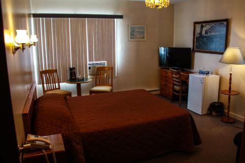Habitación de hotel con cama y TV en Hotel Harbour Grace, en Harbour Grace