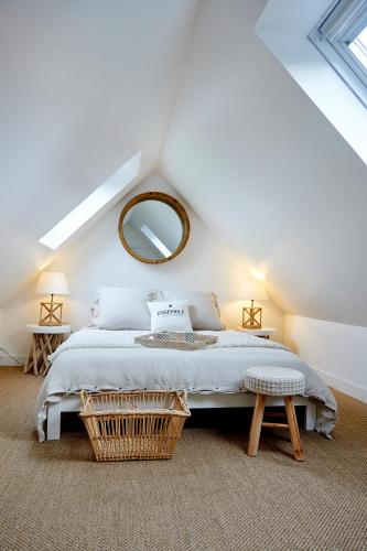 une chambre avec un grand lit et un miroir dans l'établissement Manoir des petites bretonnes, à Saint-Quay-Perros