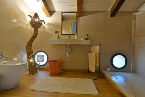 メッシーナにあるTenuta Rasocolmoのバスルーム(洗面台の横にキリン像付)