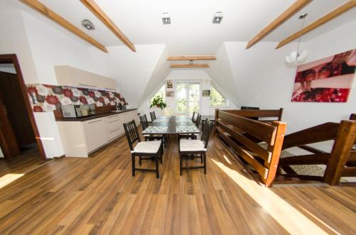 a kitchen and dining room with a table and chairs at Villa Hof in Luboń