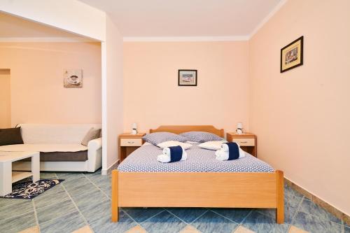 1 dormitorio con 1 cama y 1 sofá en Apartments Catic, en Umag