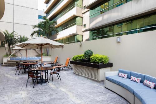 Wyndham Garden Guayaquil tesisinde bir balkon veya teras
