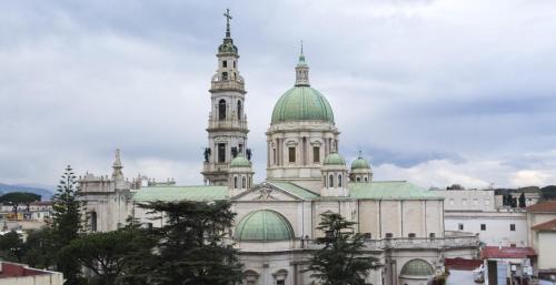 duży budynek z zielonymi kopułami na górze w obiekcie B&B Pompei Passion w mieście Pompeje