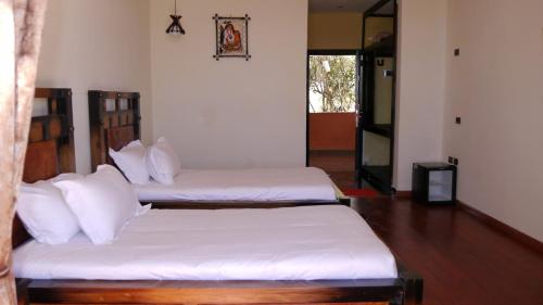 Un pat sau paturi într-o cameră la Zagwe Hotel