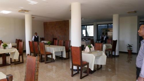 Un restaurante o sitio para comer en Zagwe Hotel