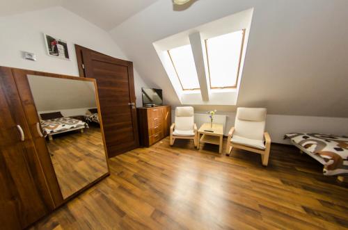ein Schlafzimmer mit einem Spiegel, einem Bett und einem Fenster in der Unterkunft Villa Hof in Luboń
