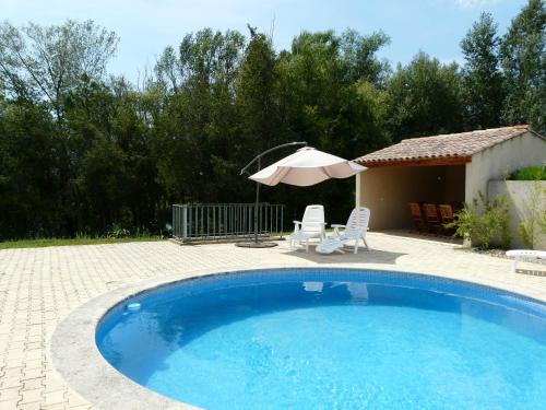ボニューにあるhouse in the countryside in the luberon with beautiful view and private swimming-pool close to bonnieux in Provence - 8 personnesのスイミングプール(パラソル、椅子2脚、テーブル付)
