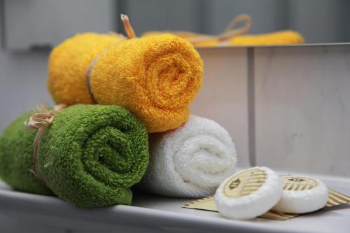 a teddy bear sitting on top of a towel at Hotel-Pension Cortina in Berlin