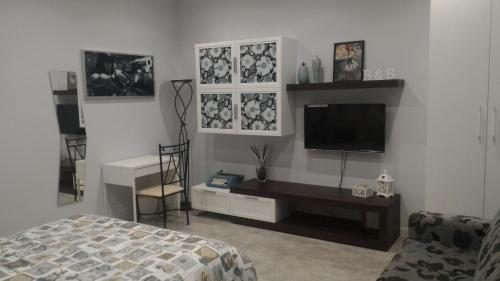A television and/or entertainment centre at B&B A casa dell'artista
