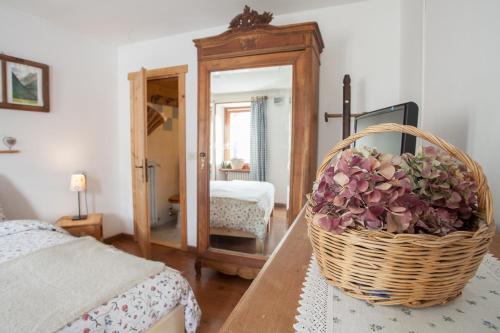 a room with a wicker basket and a mirror at Hotel Funivia in Courmayeur