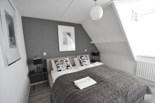 a bedroom with a large bed in a attic at Vrijvakantiehuis Roosjesweg 1a in Domburg
