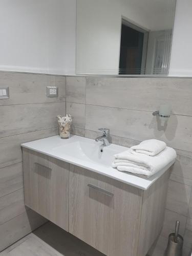 a bathroom with a sink and a mirror at Cadaques Caribe Pez 103 in Bayahibe