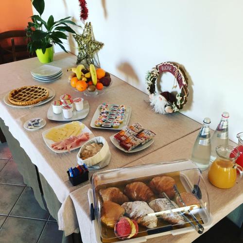 una mesa con un montón de diferentes tipos de comida en Country House La Foggetta, en Pineto